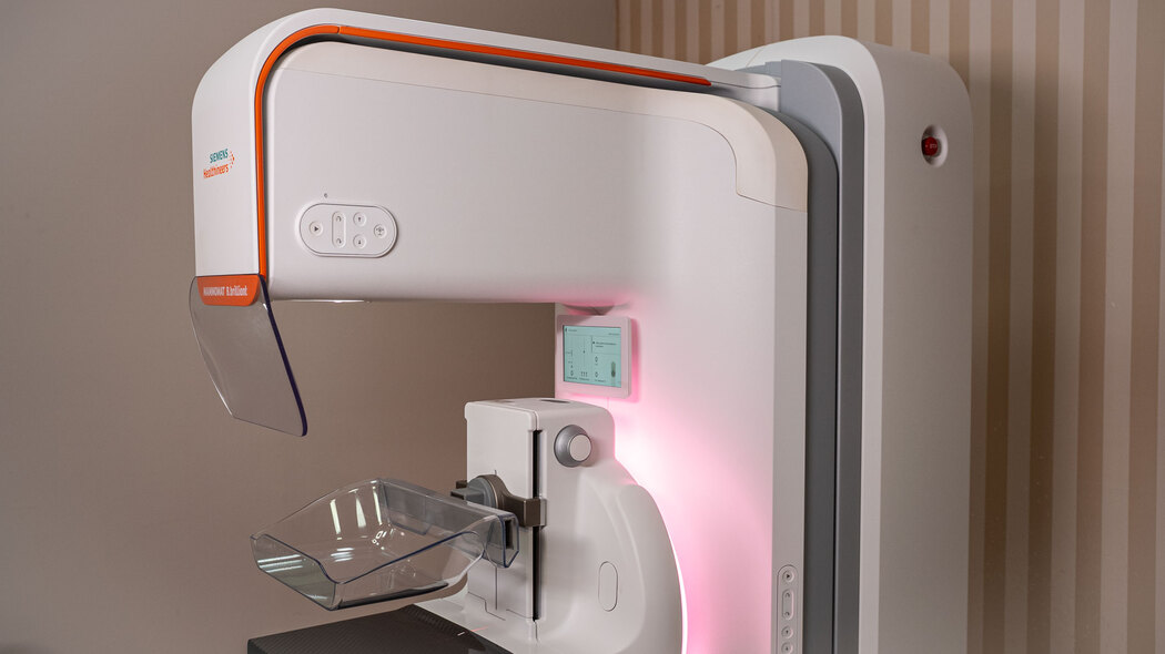 Equipamento de mamografia utilizado para realizar exame das mamas em ambiente hospitalar, ilustrando artigo sobre exames de imagem Porto Alegre