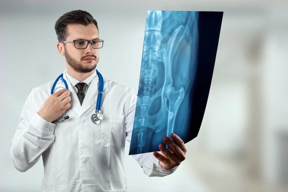 Imagem de médico analisando exame de imagem para avaliação de paciente ilustrando artigo sobre ortopedista em Porto Alegre 