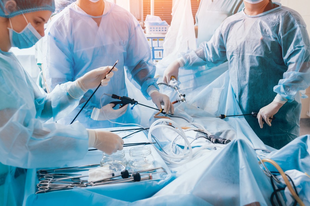 "Equipe médica em cirurgia por videolaparoscopia para remoção da vesícula, procedimento indicado em casos de pedra na vesícula