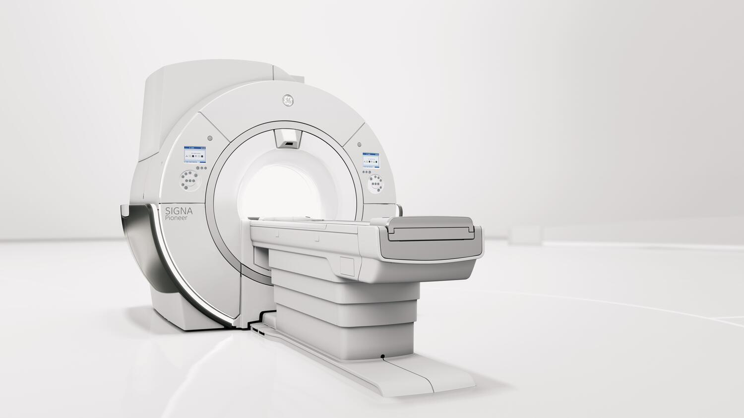 Equipamento de ressonância magnética de grande porte em sala branca e iluminada, com mesa de exame acoplada ao aparelho circular, ilustrando artigo sobre ressonância magnética tem risco?