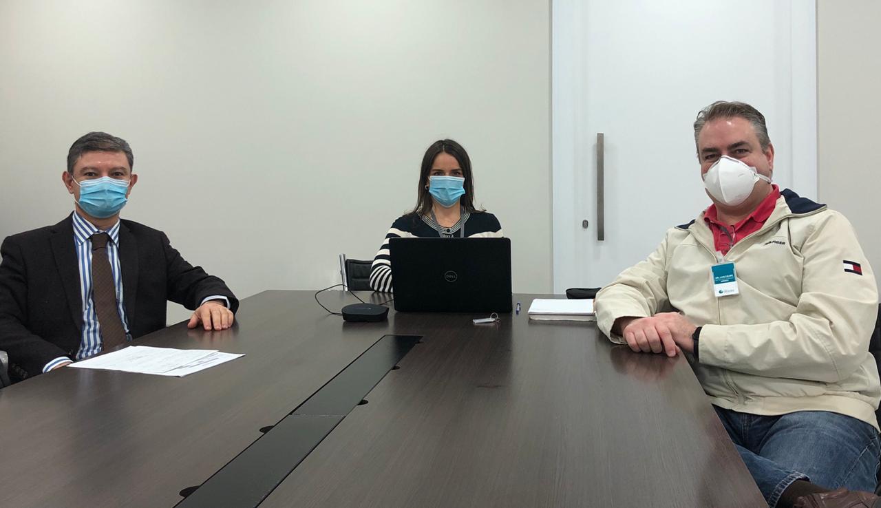 Silvana Schmidt (Comunicação Corporativa) em gravação com o diretor do Clínico e cirurgião digestivo do Hospital Mãe de Deus, Dr. Gerson Junqueira e o gestor do serviço de neurocirurgia e neurocirurgi Silvana Schmidt (Comunicação Corporativa) em gravação com o diretor do Clínico e cirurgião digestivo do Hospital Mãe de Deus, Dr. Gerson Junqueira e o gestor do serviço de neurocirurgia e neurocirurgi